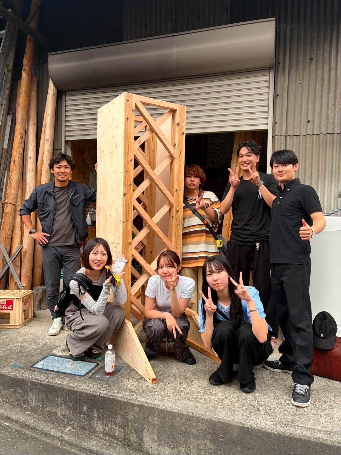 完成が近づく「秘密基地」ゲートの骨組みと、池田工務店さん・カラクリメンバー