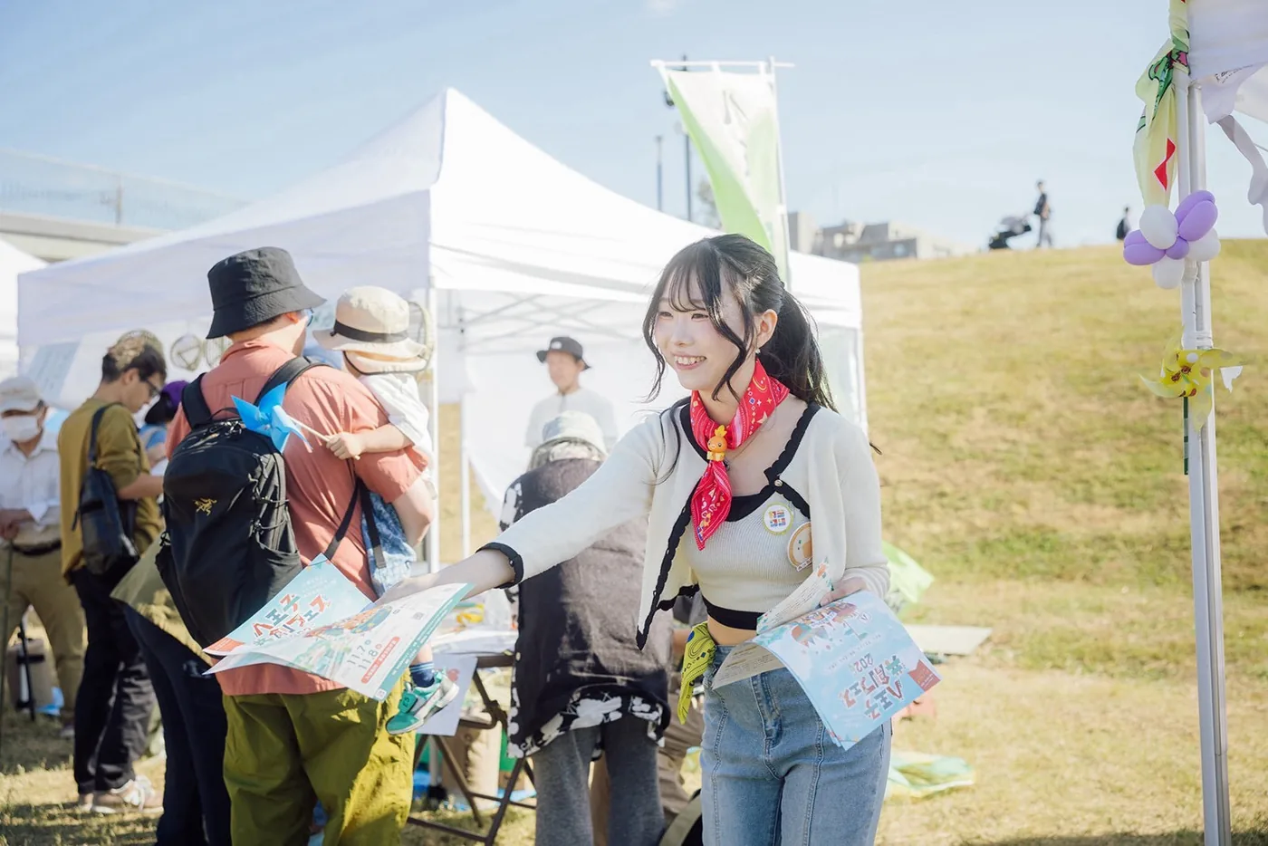 来場者にチラシを手渡すメンバー