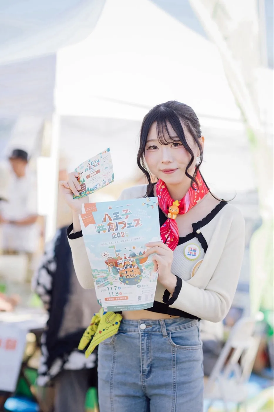 八王子共創フェスのチラシと招待状を持つメンバー